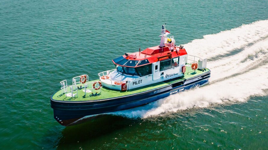 A 17 m harbour pilot boat under way at cruise speed